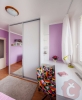  Dětský pokoj mobilního domu s vestavěnou skříní
